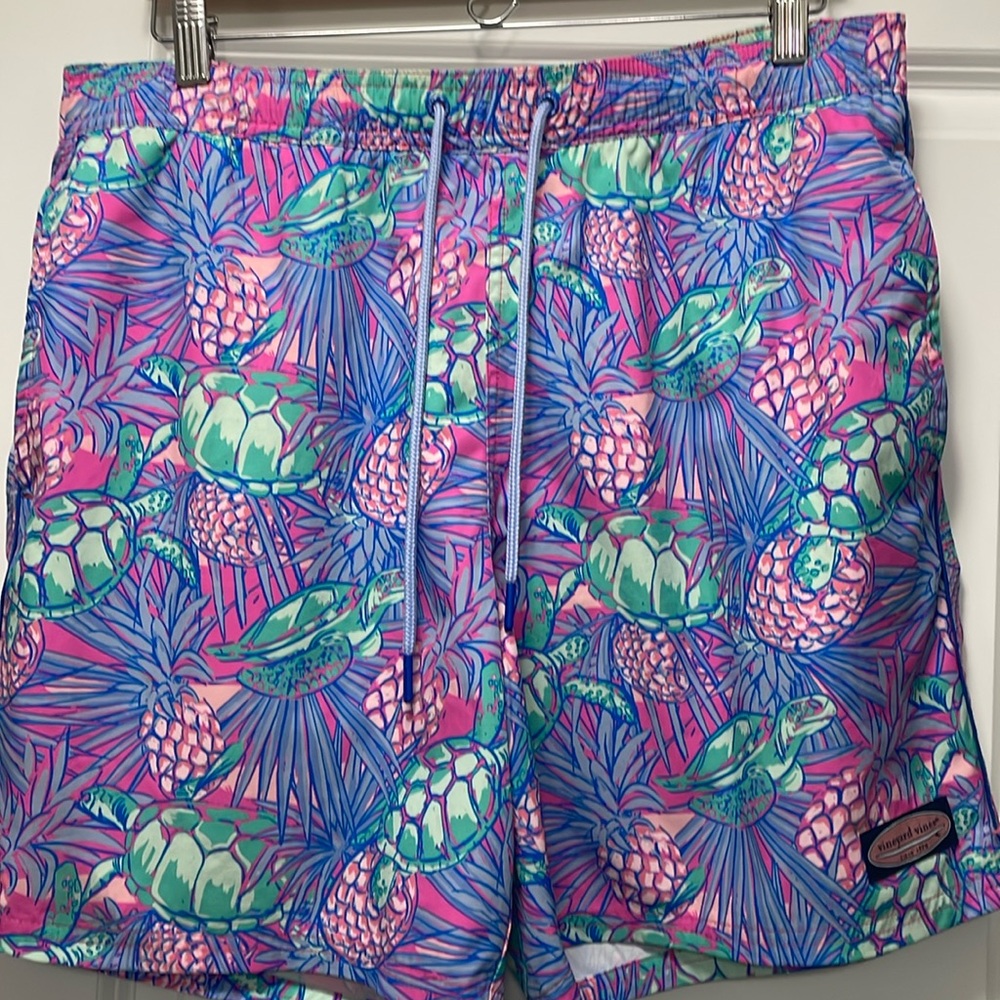 Vineyard Vines Men’s chappy swim trunks - size L